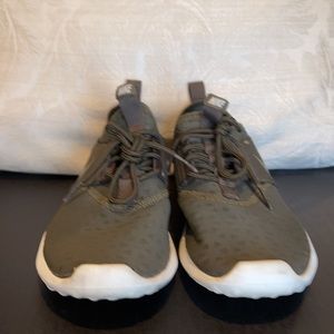 nike olive green running shoes